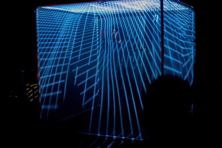 Entrer dans l&rsquo;œuvre : « Le Cube Augmenté », quand le corps devient l&rsquo;interface